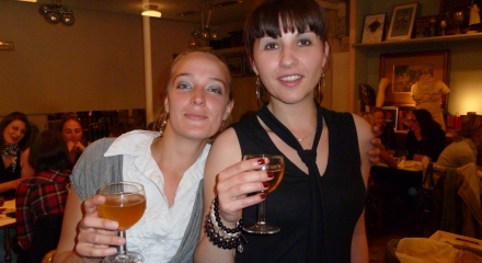 Aline et Audrey, buvant chacune une Petch, de la brasserie du Pays Flamand, chez Morel & Fils, à Lille…
